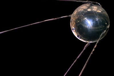 Sputnik 1-satellitten var en kule med en diameter på 585 mm laget av 2 mm tykk, polert aluminiumslegering - og fyllt med komprimert nitrogen. Den var utstyrt med fire antenner på mellom 2,4 og 2,9 meter, og to radiosendere.