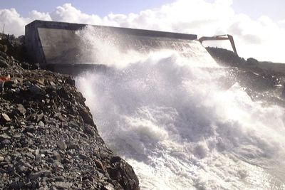 SKOTTEKRAFT: På den skotske øya Islay står et skotskutviklet og -bygget kraftverk basert på at bølger strømmer inn i et kammer på stranden. Der inne løfter vannet en luftmengde gjennom et rør og luften driver en turbin. Systemet fungere også baklengs. FOTO: WAVEGEN