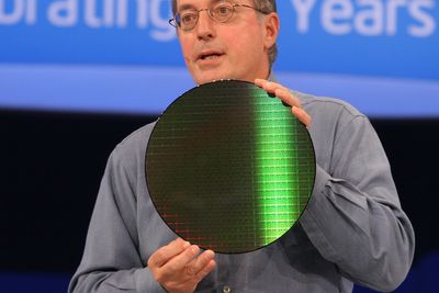 ALLT KLART:Intels toppsjef Paul Otellini viser frem en silisiumskive med hundrevis av Penryn-prosessorer som snart skal inne i nye PC-er