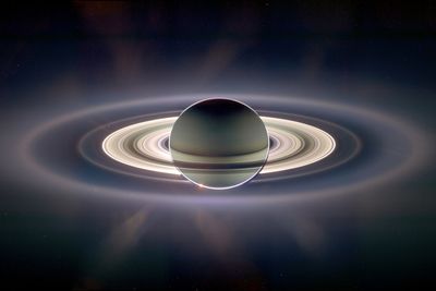 STORT SYN: Enorme Saturn skjulte Cassini fra solens blendende lys, og gjorde det mulig for romsonden å se planetens ringer bedre enn noen gang tidligere.