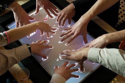 HUMAN TOUCH: LCD-skjermen oppfatter hver eneste berøring, og skiller dem fra hverandre. Her registreres 46 berøringer: 45 fingre, og én terning.