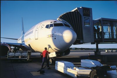 Oslo Lufthavn Gardermoen. Et SAS-fly gjøres klar for avganng.