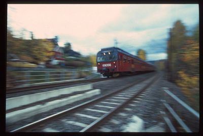 Det går ingen tog mellom Drammen og Oslo etter at en gravemaskin kuttet strømmen i dag.