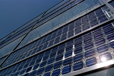 BILLIGERE: Solceller integrert i bygningsfasader, som her på Elektrobygget
på NTNU, kan bli enda mer aktuelt når SGS begynner å produsere rimeligere
silisium for solcellefabrikantene.
