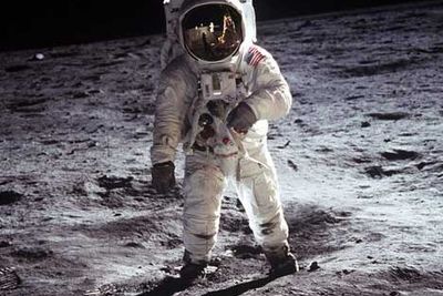 MANIPULERT? Neil Armstrong fotograferte Buzz ALdrin på månen 20. juli 1969. Det har vært massive spekulasjoner om at denne og seinere månelandinger ble utført i Hollywood-studioer.