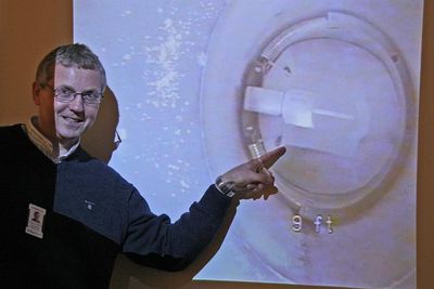 PÅPEKER PÅLITELIGHET:Adm direktør i ExproSoft Einar Molnes peker på hvordan data om en ventildel kan spare titalls millioner under en feltutbygging.