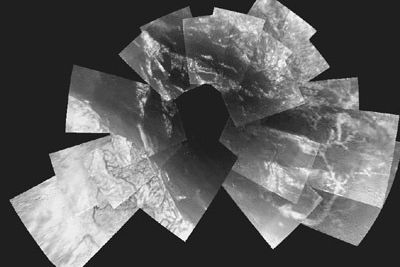 Bildet er satt sammen av 30 enkeltfotografier Huygens tok på vei ned gjennom Titan-atmosfæren. Dette bildet er satt sammen av bilder tatt fra 10 kilometers høyde.
Foto: ESA/NASA/JPL/University of Arizona