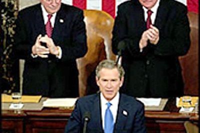 President George W. Bush på talerstolen med visepresident Dick Cheney ivrig applaudrende til venstre bak ham.