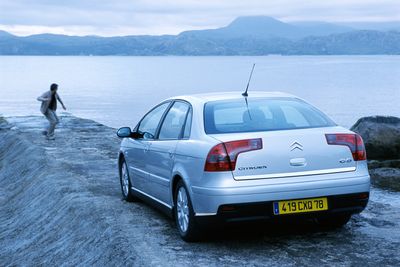 TOPPSIKKER: Med toppscore i den strenge europeiske NCAP-testen klatrer Citroëns nye versjon av storbilen C5 helt til topps på sikkerhetsstatistikken. FOTO: CITROEN