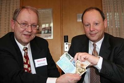 PASSER PENGENE: Randolf Hammer og Robert Svoren i Nordea gjør det vanskeligere å drive lyssky finansiell virksomhet.