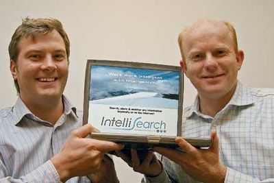 BEDRE OG BILLIGERE: Harald Jellum (t. v.) og Kristian Hjelseth i Intellisearch mener norske bedrifter både kan bli mer effektive og kan spare penger på deres nye søkeprogramvare.