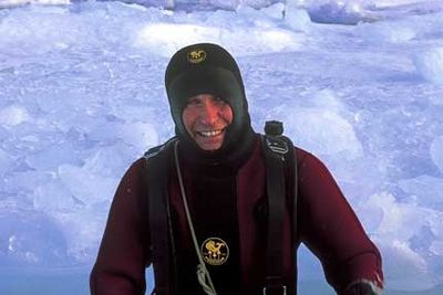 Bjørnb Gulliksen på tokt ved Svalbard, på jakt etter nytt materiale til Tromsøs forskningslaboratorier. Foto: Erling Svendsen