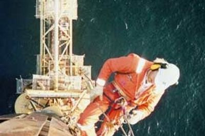 Ikke for pyser. Vedlikeholdsarbeidere offshore kan ha tøffe dager på jobben. Foto: ConocoPhillips