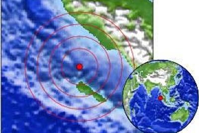 Jordskjelvet utenfor den indonesiske øya Sumatra hadde sitt episenter 30 kilometer under overflaten, 250 kilometer sørøst for Banda Aceh på Sumatras nordspiss. Sumatra ble hardest rammet av den etterfølgende Tsunamien. Det bor 40 millioner mennesker på øya. Mange er svært fattige. På grunn av konflikt mellom frigjøringsbevegelsen rundt Aceh og myndighetene i landet, er det forbudt for utlendinger å reise inn i området. Det er en av årsakene til at det tok lang tid før tapstallene fra Sumatra strømmet inn. Nå er det åpnet for hjelpearbeidere og journalister. Kart: Norsar