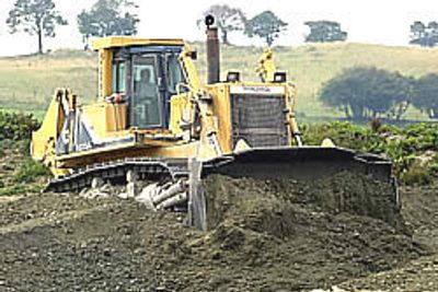 Maskinentreprenørene melder om flere ansatte og flere oppdrag. Det betyr flere dozertimer. Foto: Komatsu