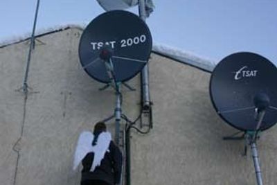 Kraftverkene fjernstyres og overvåkes fra BErkåk. Da er det viktig at parabol- og radioantenner virker som de skal. Derfor må driftsingeniør i Telenor, Geir Anders Varanes, være på vakt og klar til å klatre og krype for å sikre jobb og hjem for oss andre.