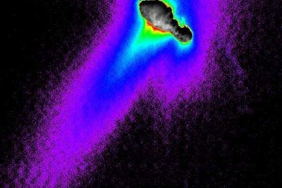 VARM OG KALD: NASAs forskere vet nå mer enn før om hvordan tilstanden er ikke i en komet. Fargetemperaturskalaen er: Svart er iskaldt, rødllig er varm, ionisert gass. Farger mellom rødt og svart indikerer ulike temperaturnivåer. FOTO: NASA