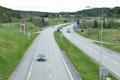 E18 gjennom Holmestrand kommune inngår i området Vestfold nord. Nordre ende av Islandtunnelen kan skimtes i bakgrunnen. (Foto: Anders Haakonsen).