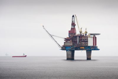 DYRT I DRIFT: Flere oljefunn rundt norskekysten blir ulønnsomme hvis oljeprisen synker til 90 dollar fatet. Foto: Ole Jørgen Bratland/Statoil