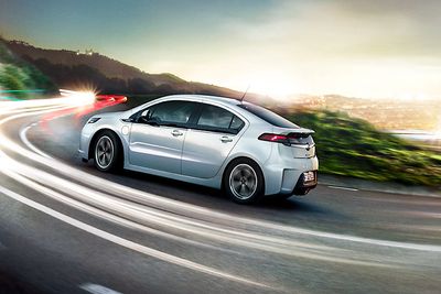 I vanlig bruk slipper Opel Ampera ut i gjennomsnitt 110 gram CO2 per kilometer, ifølge en nederlandsk undersøkelse. Den baserer seg på forbruksdata fra en flåte med i hovedsak offentlige kjøretøy. 