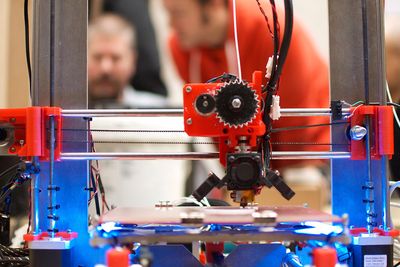 En ketsjupflaske eller et joghurtbeger kan bli det nye hjemmelagede plastfilamentet for 3D-printere.