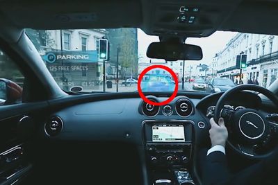 Jaguars nye konsept plasserer en spøkelsesbil digitalt på veien foran deg. Slik kan du navigere uten å ta øynene fra veien. 