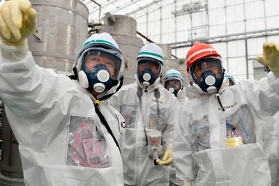 Japans nye minister for økonomi, handel og industri, Yoichi Miyazawa deltar på en inspeksjon på Fukushima-anlegget. Fredag ble det avgjort at to av reaktorene på atomkraftverket i Sendai kan startes opp igjen. 