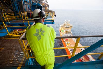 Flere har reageret på at Norsk olje og gass setter søkelyset på overtidsbetalingene i Nordsjøen. Mange offshorearbeidere føler seg mobbet. 