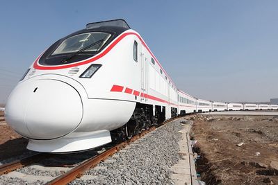 Det første av de nye togsettene til den irakiske jernbanen ble vist frem av produsenten i Qingdao nylig. Med den irakiske ambassadøren til stede. 
