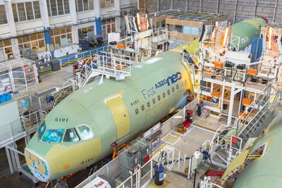 Sluttmontasjen på det første A320 Neo-flyet startet hos Airbus i Blagnac sist mandag. 