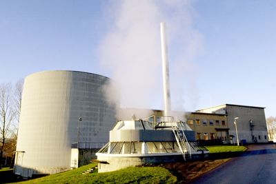 Ønsker avklaring. Institutt for energiteknikk (Ife) mener staten må dekke utgiftene ved en dekommisjonering deres reaktorer på Kjeller (bildet) og i Halden. 