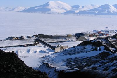 UNDER BAKKEN: Målet til forskerne er å fange CO2-utslippene fra kullkraftverket på Svalbard i bakken. 