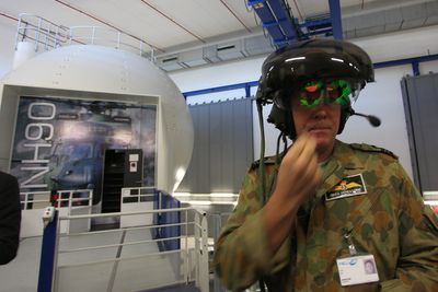 Bilde fra Helisims treningssenter i Marignane - en australsk flyger gjør seg klar til å trene i NH90-simulatoren. 