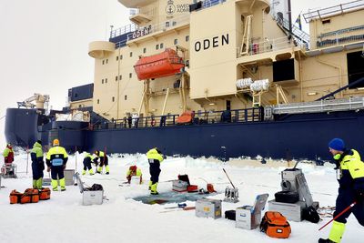 Grønlandsis: Forskere og doktorgradsstipendiater i gang med målinger på tokt med isbryteren Oden ved Nordøst-Grønland høsten 2012.   Foto: NTNU/Samcot 