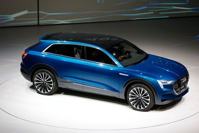 Audi ser for seg at hybridbiler bare er en mellomløsning frem til rene elbiler tar disse bilenes posisjon. .