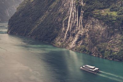 Vision of the Fjords tegnet inn i Geirangerfjorden.