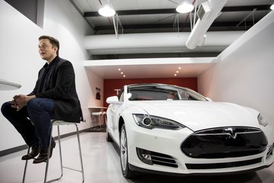 Tesla-sjef Elon Musk avslørte i september at den nye, rimeligere Tesla Model 3 vil bli avduket i mars.