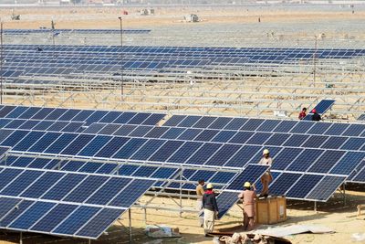  Quaid-e-Azam Solar Power Park i Punjab i Pakistan skal til slutt ha 1000 megawatt installert effekt, og blir dermed verdens største solkraftverk.