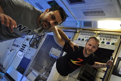 Saresh Mohamad og Fridtjof Wabakken tilbrakte sommeren hos Nasa i USA, hvor de jobbet på et prosjekt, som til slutt vil lete etter liv på Mars. De er begge ingeniørstudenter på masternivå ved Universitetet i Stavanger.