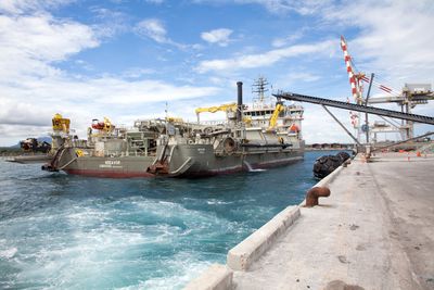 Boskalis har rundt 1000 fartøy og maskiner for alt fra tungløft og redning til mudringsoppgaver. Biodrivstoff skal testes på noen av dem. 