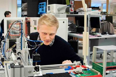  Henning Stenersen (25) er nyansatt kybernetiker i Nordic Semiconductor. Her fra selskapets test-laboratorium.