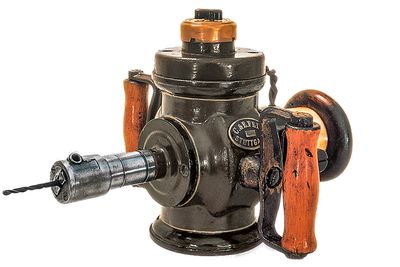 Drill anno 1895: Fein kom på markedet i for 120 år siden med verdens første elektriske drill. En drill med en vekt på 7,5 kilo og 50 watt effekt imponerer ingen i dag, men den var en sensasjon den gangen og startet en verktøyrevolusjon.