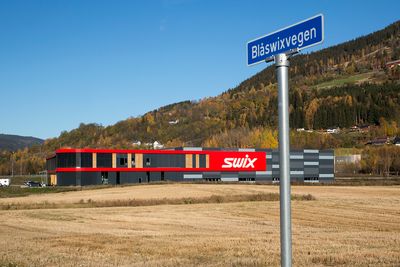 Signalbygg: Det er umulig å ikke legge merke til Swix sitt nye logistikkbygg der det ligger tett inntil E6 nord i Lillehammer. Den karakteristiske logoen lyser opp, enten det er sommer eller vinter. 