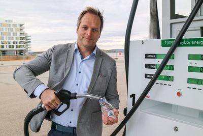 Administrerende direktør Geir H. Ingeborgrud i Eco-1 vil erstatte mest mulig av norsk diesel med finsprodusert fornybar diesel. Den klare væsken han holder i hånden er deres G2 polar som ser ut som vann og er nesten luktfri. Svært ulikt vanlig diesel.  