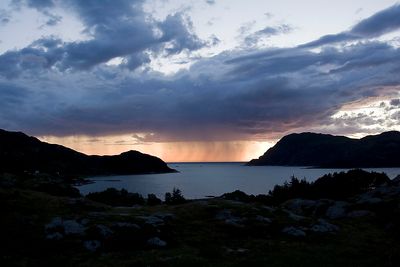 For svært mange av de petromaritime bedriftene i Sogn og Fjordane, går det fortsatt så det suser, selv om oljeprisfallet rammer i store deler av landet. Men mørke skyer skimtes i horisonten. 