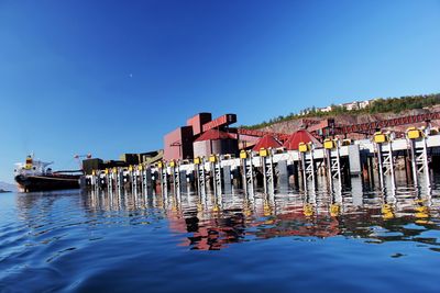 Montert på kaia: Moormaster fra Cavotec montert på kai 7 i Narvik. Kai 5 i bakgrunnen. LKAB vurderer å installere vakuumfortøyning også der. 