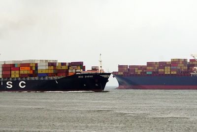 Zim og MSC tilbyr raskerer frakt av blant annet frukt. MSC Diego på 4056 TEU er designet for 24 knop. Skipet har plass til 150 kjølecontainere. Zim London har en kapasitet på 4494 TEU, derav 500 kjølecontainere. Skipet er designet for 26 knop toppfart. 