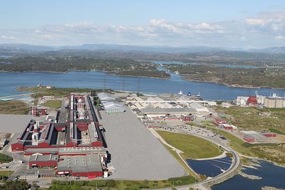 Pilotanlegget på Karmøy tegnet inn i enden av Hydro-anlegget til høyre for de gamle hallene.