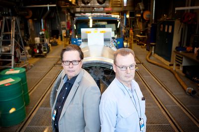Tester: Forskerne Juhani Laurikko (t.v.) og Jan Rautalin har testet utslipp i en årrekke. Her på tungbil­testlaboratoriet på VTT.