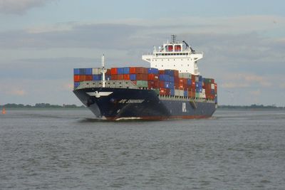 APL øker farta på rute mellom Asia og vestkysten av USA. APL Shanghai er på 50201 dødvekttonn, bygget i 2010. Det 262 meter lange og 33 meter brede  containerskipet kan ta  4235 TEU containere. 